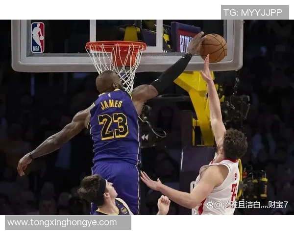 詹姆斯连续第三场比赛砍下30+，领导湖人击败火箭，保持不败势头